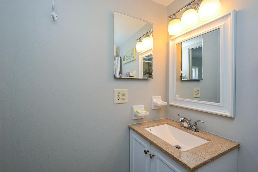 Canal 309 - Right In Siesta Key Village! Exterior photo