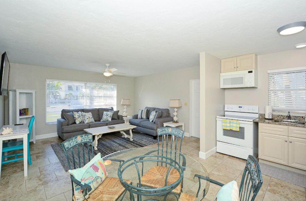 Canal 309 - Right In Siesta Key Village! Exterior photo