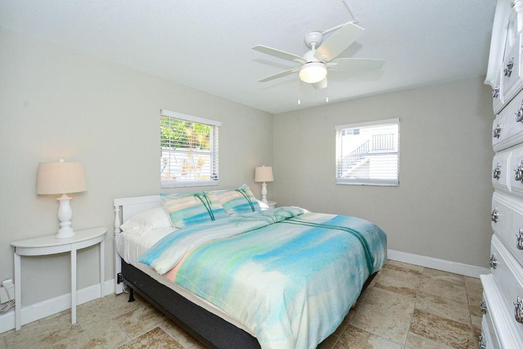 Canal 309 - Right In Siesta Key Village! Exterior photo