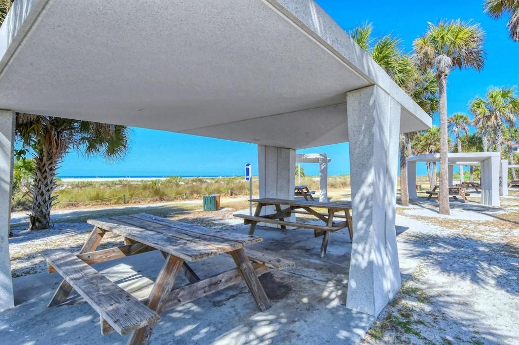 Canal 309 - Right In Siesta Key Village! Exterior photo