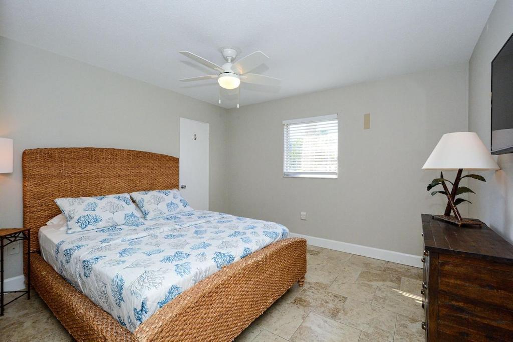 Canal 309 - Right In Siesta Key Village! Exterior photo